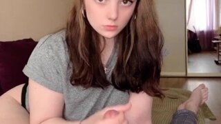 Она поймала его за дрочкой ее трусиков и получила кремпай в ее узкую киску