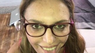 surprise par le voisin, elle le suce, se fait enculer et avale tout Part1