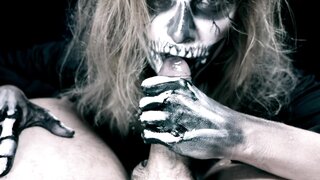 Horror Porn. Skeleton Female gives Blowjob and Jerks off to Man_nimfomanhub_1080p
